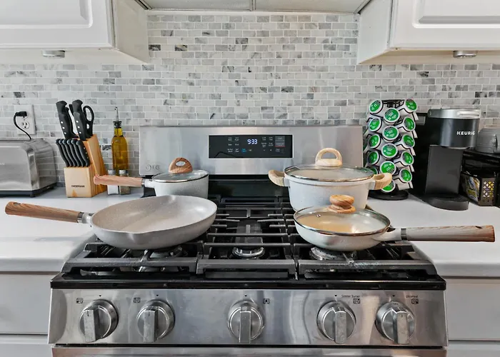 Trendy 2br Near Carson Street With Free Parking