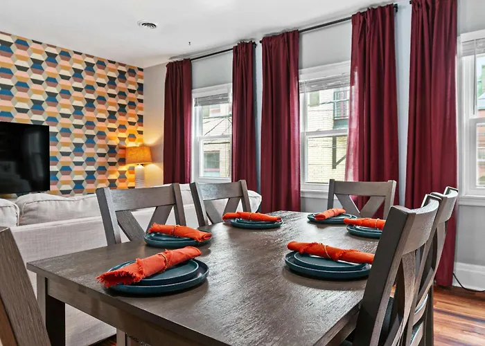 Trendy 2br Near Carson Street With Free Parking