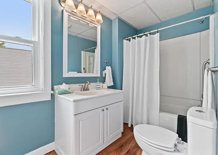 Trendy 2br Near Carson Street With Free Parking *