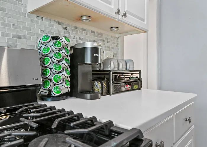 Trendy 2br Near Carson Street With Free Parking *
